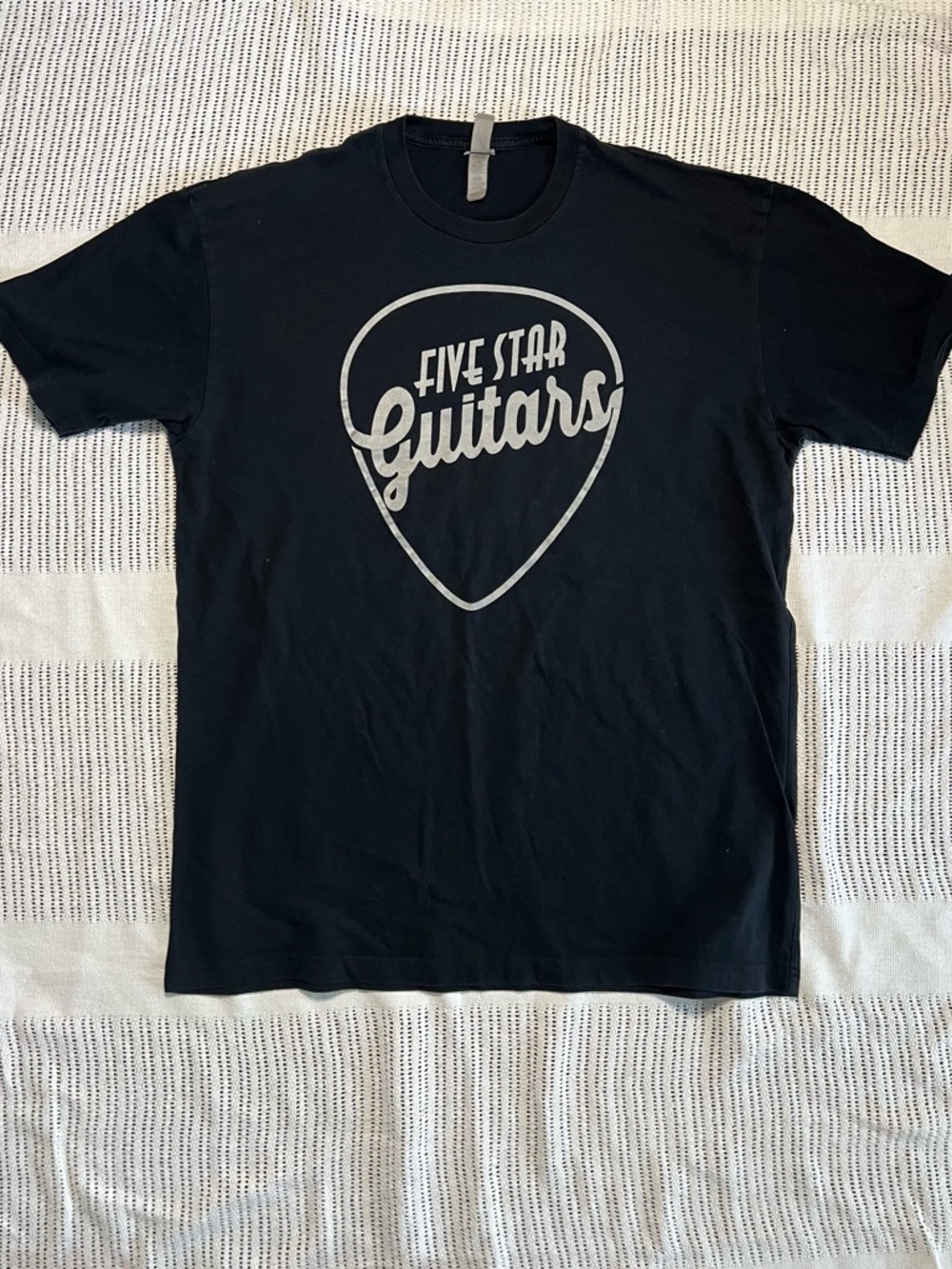 give stars guitars tee